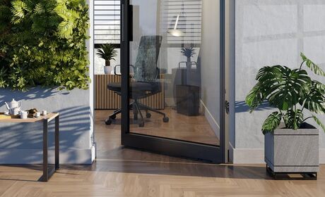 Bild moderne Drehtür zum Büro