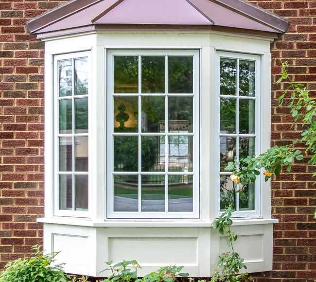 Bild Weiße Erkerfenster aus Kunststoff mit Sprossen in Altbau Ziegelhaus