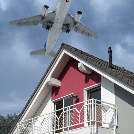Bild Schallgedämpftes Haus mit Kunststofffenster mit Schallschutzgläser in der Nähe von Flughafen