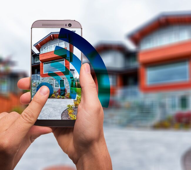 Bild Ein modernes Smart Home mit Fenster, Türen und Sonnenschutz Systeme mit einer App gesteuert