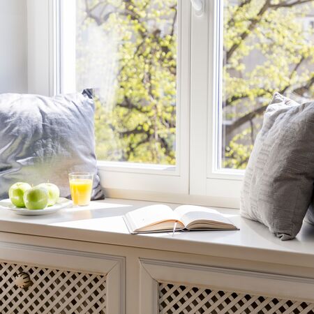 Bild Ein Fenster mit Werzalit Innenfensterbank aus Holz