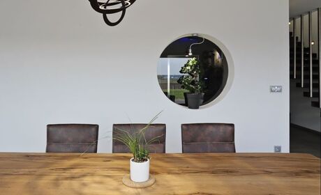 Bild Wohnzimmer mit Bullaugenfenster als Designelement