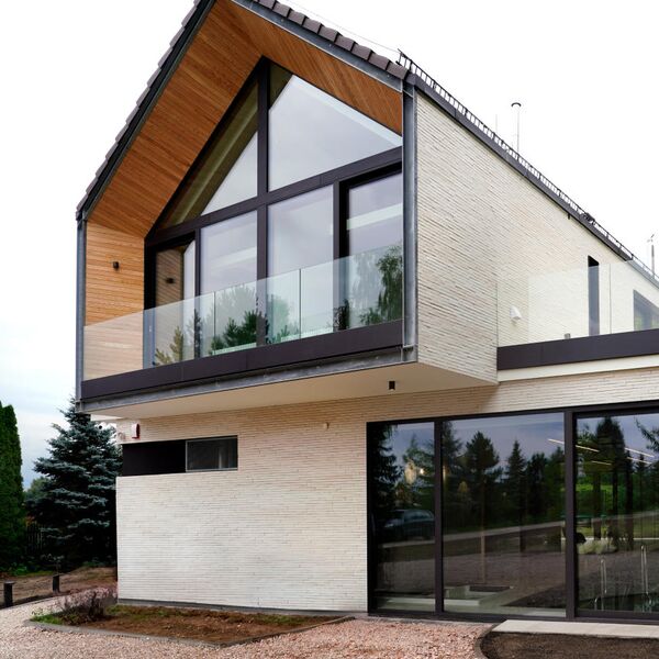 Bild modernes Haus mit Giebelfensterfront