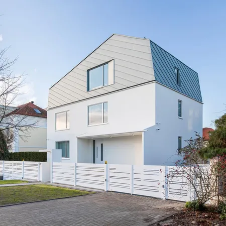 Bild modernes Haus mit ungewöhnlicher Dachform und Giebelfenster
