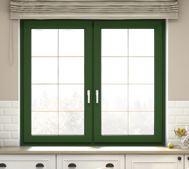 Bild Doppelflügelige Fenster mit Dekorfolie Grün, golden Sprossen und Dreh Kipp Funktion in der Küche