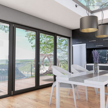 Bild Schwarze Küche mit weißem Tisch und mit schwarzen 4-teilige Kunststoff Balkontüren Iglo 5 in Dekor Light Black mit Ausgang zu Terrasse
