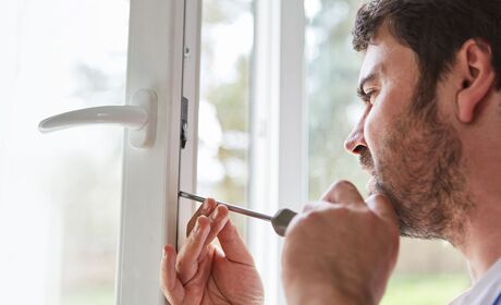 Bild Einfache Fenster Montage und Beschlags Regulierung