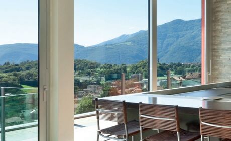 Bild Weiße Hebeschiebetür aus Kunststoff Gealan Profile für Balkon oder Terrasse.