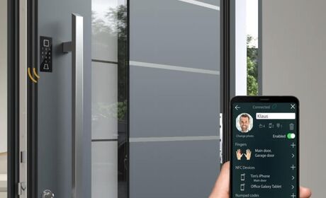 Bild Aluminium Smart Haustüren von Inotherm mit App in Handy gesteuert