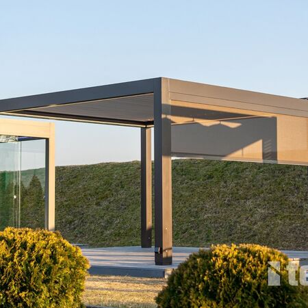 Bild Selbststehende Pergola mit festem Lamellendach in Farbe Anthrazit