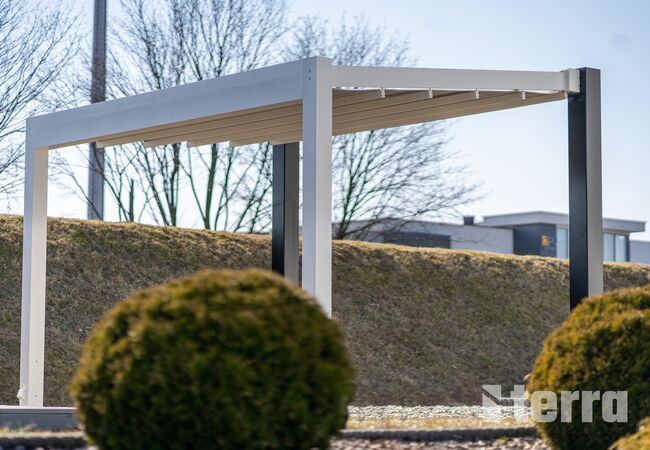 Bild Pergola mit römischem Dach in Farbe Weiß