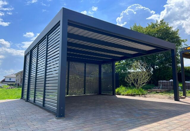 Bild Pergola Terra mit mehreren vertikalen Profilen, Lamellen und Zubehör
