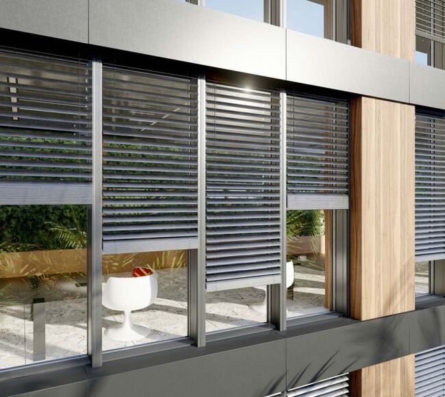 Bild Mehrstöckiges Bürogebäude mit Aluminium Fenster und Sonnenschutz Vorbau Raffstoren in modischer Farbe Anthrazit