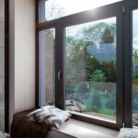 Bild Alkoven mit bunten Kissen bei dunkel Aluminium Dreh Kipp Fenster und Kamin mit breitem Aussicht auf Wald und Natur