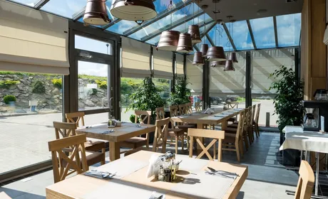 Bild Aluminium Wintergarten Glas Konstruktion mit Kunststofffenster, modernes Design, graue Farbe, Storen und mit guter Dämmung