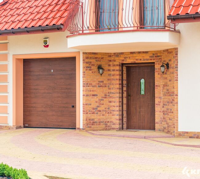 Bild Einfamilienhaus mit Garagentor in Fensterfarbe