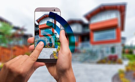 Bild Ein modernes Smart Home mit Fenster, Türen und Sonnenschutz Systeme mit einer App gesteuert