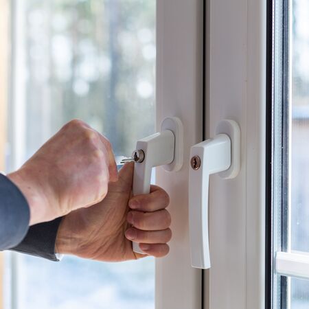 Bild Zwei weißen abschließbarer Fenstergriffe
