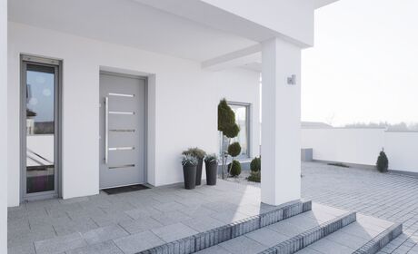Bild Modernes Haus mit moderner Haustür von Aluplast in Farbe Grau