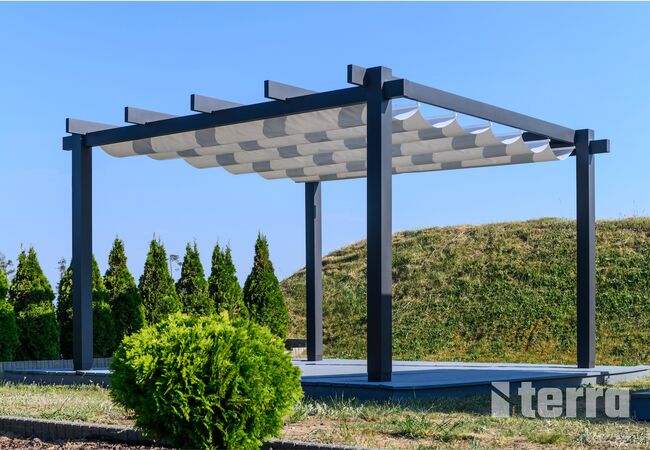 Bild Selbststehende Pergola mit weißemTextildach und schwarzen Profile