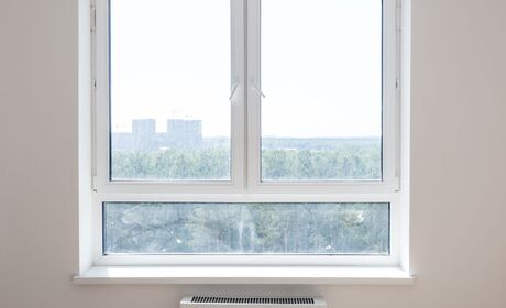 Bild Weiße Dreiteiliges Fenster aus Kunststoff, Holz oder Aluminium mit Festverglasung im Unterlicht