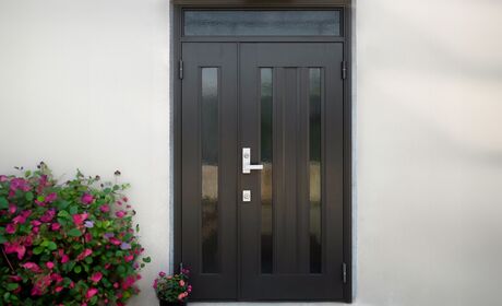 Bild Zweiflügelige Haustür aus Kunststoff mit Oberlicht in eigenem Design