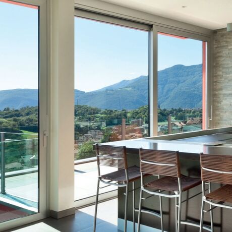 Bild Weiße Hebeschiebetür aus Kunststoff Gealan Profile für Balkon oder Terrasse.