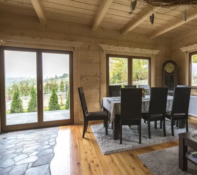 Bild Holz Sommerhaus mit Holzfenster und Balkontüren