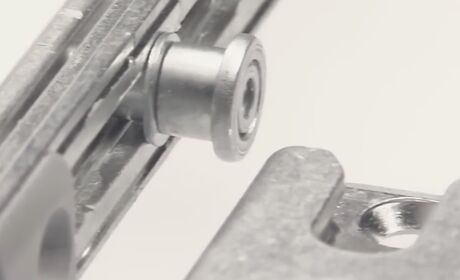 Bild Nahaufnahme eines MACO-Beschlags für Fenster, der präzise Metallkomponenten zeigt.