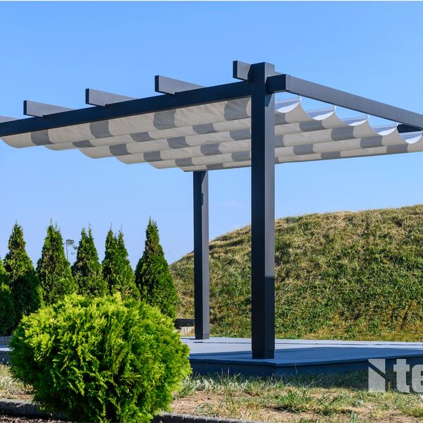 Bild Selbststehende Pergola mit weißemTextildach und schwarzen Profile
