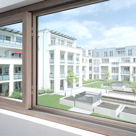 Bild Kleine Schiebefenster mit Dekorfolie mit Holzstruktur für kleinen Zimmern und Wohnungen