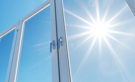 Bild Weiße Fenster mit Sonnenschutzverglasungen schützen vor UV