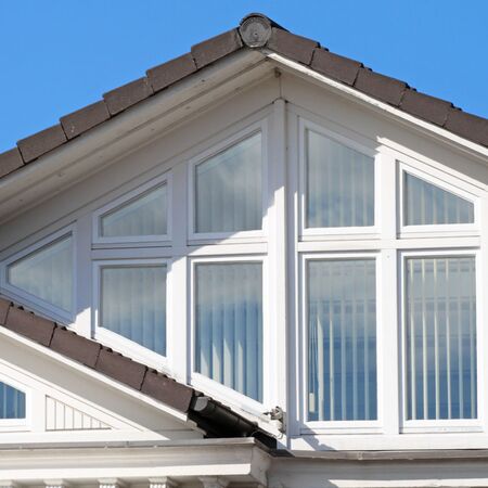 Bild Haus mit schrägen Dachboden Fenster aus Kunststoff, Holz oder Aluminium in Obergeschoss