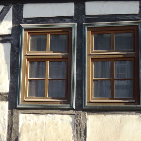 Bild Holzfenster mit Wiener Sprossen in schwarz weißem Holzfachwerkhaus