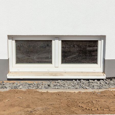 Bild Weiße Kunststoff Kellerfenster mit Kipp oder Dreh Kipp Funktion
