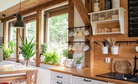 Bild Holzfenster in rustikaler Küche mit Holzdetails