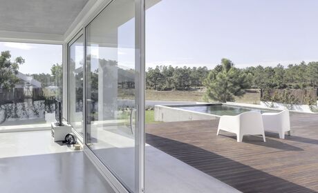Bild Große Terrasse mit breiter Hebeschiebetüren von Aluplast