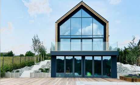 Bild modernes Haus mit Vollverglasung und Glasgiebelfront