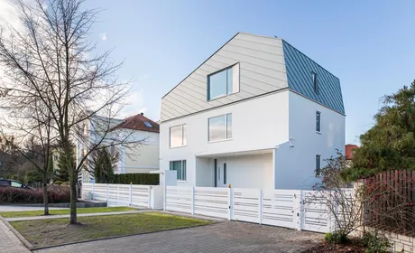 Bild modernes Haus mit ungewöhnlicher Dachform und Giebelfenster