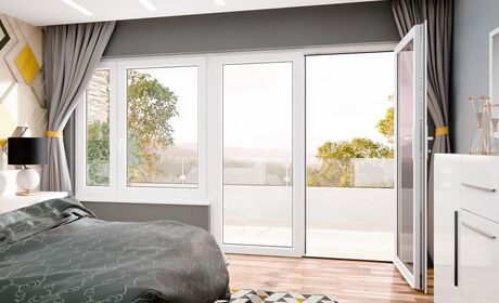Bild Bunter Schlafzimmer mit weiße Balkontür mit flacher Schwelle und Fenster Iglo 5 Classic aus Kunststoff