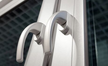 Bild Fenstergriffe Exclusive in Silber bei silbern Fenstern
