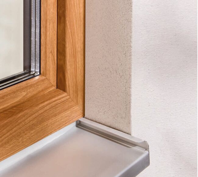Bild Kunststofffenster Gealan mit Holzdekor und Außenfensterbank Silber
