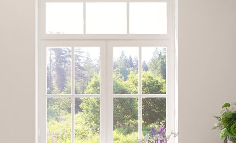 Bild Weiße Kunststoff Fenster mit aufliegenden Sprossen und jeder Aufteilung