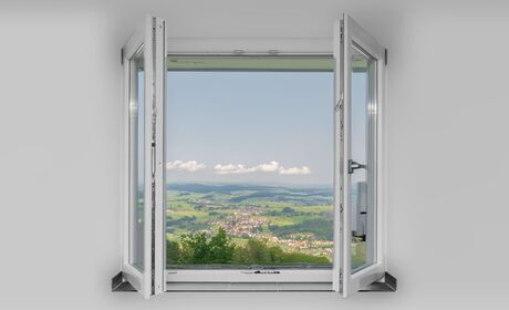 Bild Weiße Kunststoff Fenster mit Stulp und ohne Mittelsteg und Aufteilung in der Mitte nach Öffnung