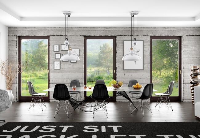Bild Dunkle Bodenfenster aus Holz im Esszimmer in betongrau Industriestil