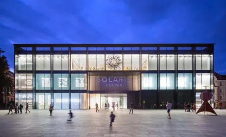 Bild beleuchtete Schaufenster von einem Shoppingcenter