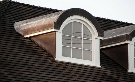 Bild Bogenfenster mit Sprossen in Dachgaube