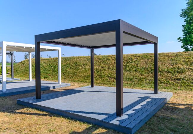 Bild Selbststehende Pergola Terra Maa  in Farbe schwarz mit grauem Dach