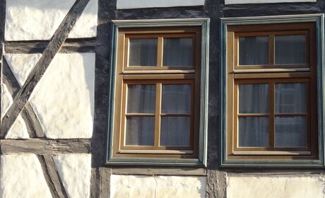 Bild Holzfenster mit Wiener Sprossen in schwarz weißem Holzfachwerkhaus