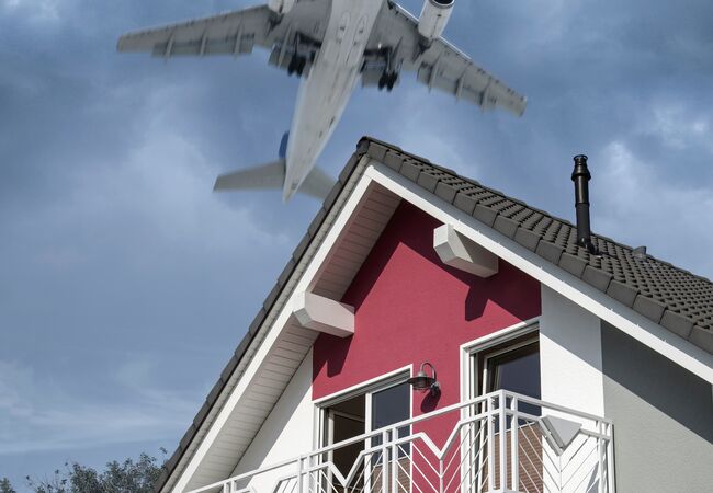 Bild Schallgedämpftes Haus mit Kunststofffenster mit Schallschutzgläser in der Nähe von Flughafen